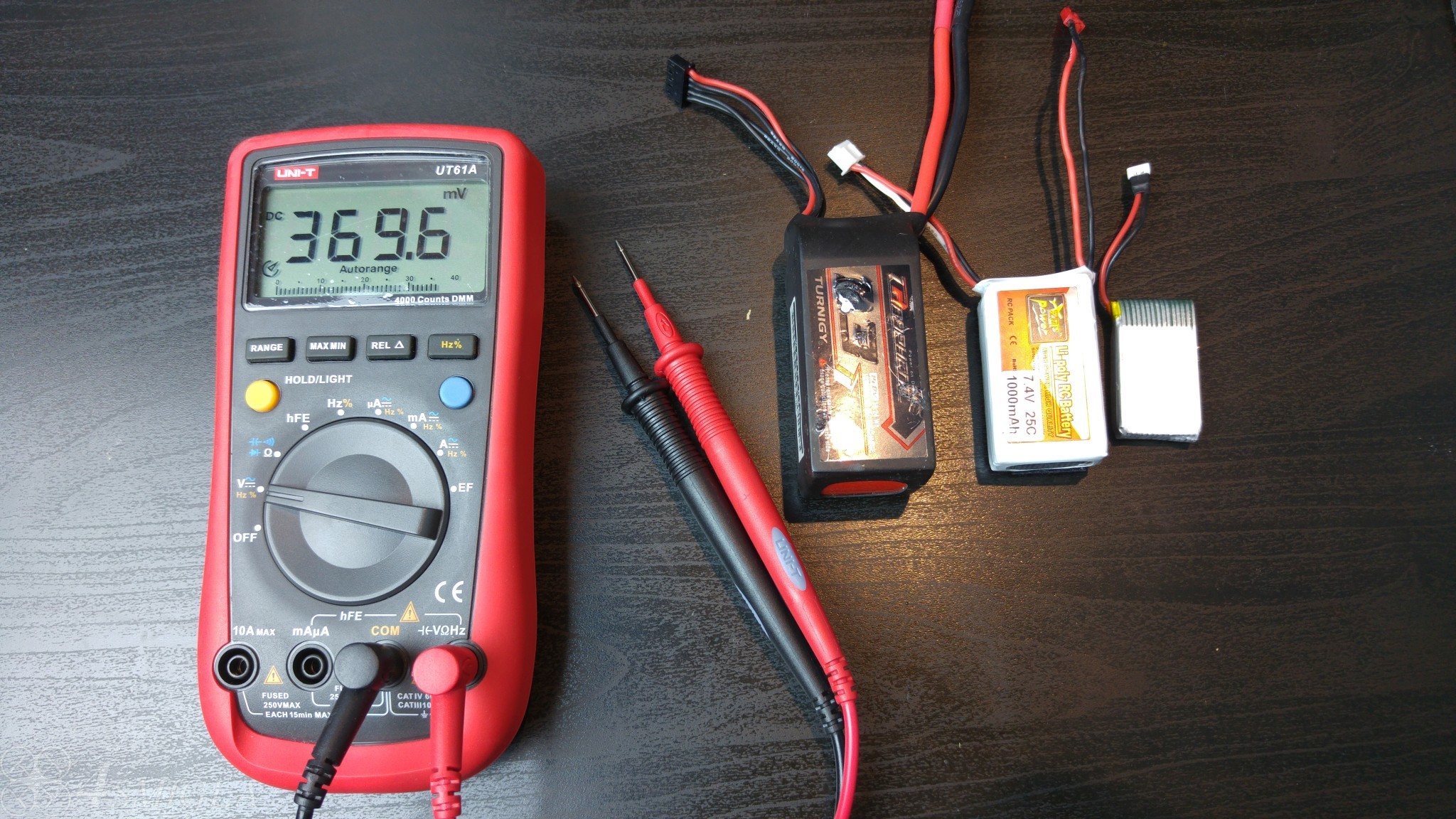 Jak mierzyć napięcie baterii Li-Po?